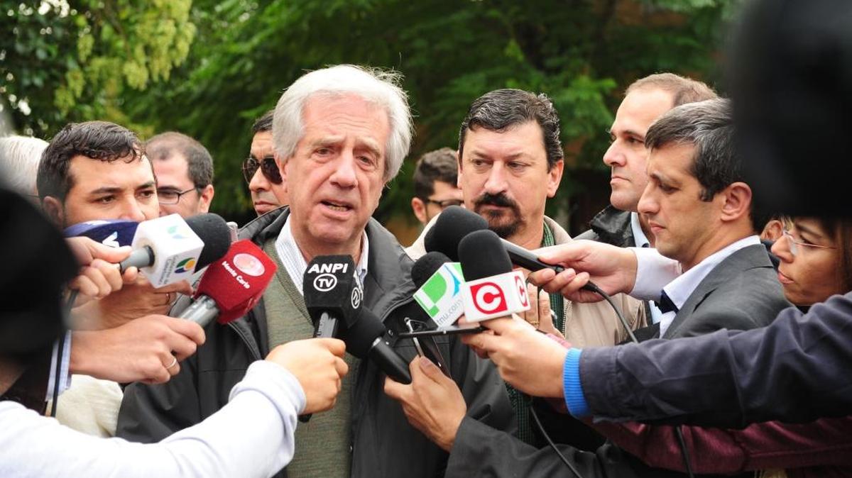 El presidente de Uruguay, Tabaré Vázquez (c), ofrece declaraciones durante un recorrido el miércoles por la localidad de San Ramón, a unos 95 kilómetros al norte de Montevideo.