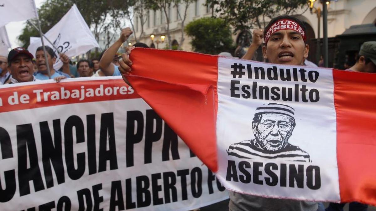 Miles de peruanos marchan contra el indulto otorgado al ex presidente Alberto Fujimori. “El indulto es un insulto”, decían algunos de los carteles en una marcha en Lima, Perú, el jueves 28 de diciembre del 2017.