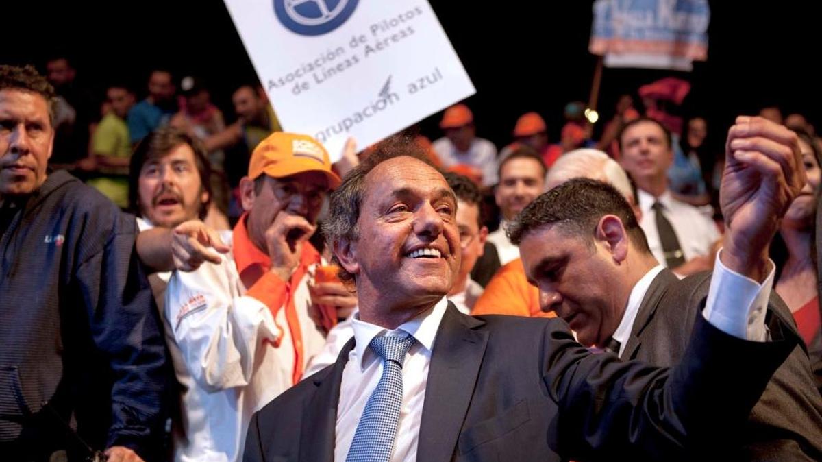 El candidato presidencial de Argentina, Daniel Scioli, saluda a seguidores después de una conferencia, en Buenos Aires, en octubre.