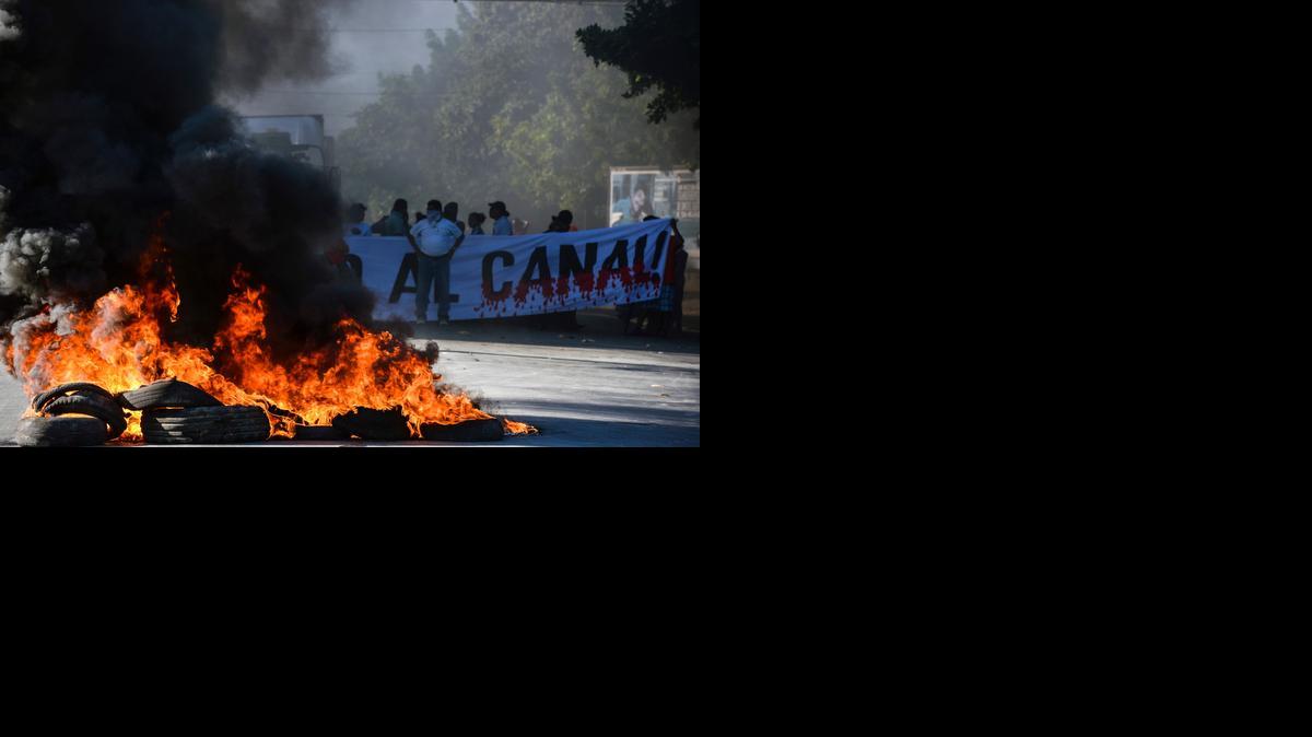 
Manifestantes queman el lunes neumáticos durante un bloqueo en la carretera Panamericana, en Managua, Nicaragua. Activistas y dirigentes denunciaron el miércoles que la policía realizó un violento desalojo de los campesinos que protestaban. 
