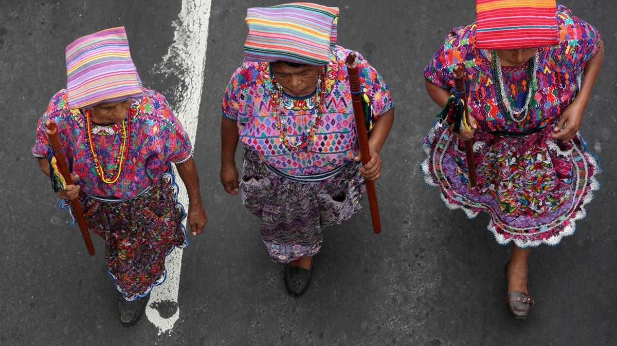 Indígenas y campesinos cambian las bolsas de plástico por las cáscaras del plátano. Foto de archivo del miércoles 12 de octubre de 2016, en la capital de Guatemala.