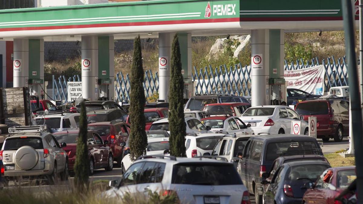 Fotografía del 23 de diciembre de 2016 unos conductores formando una fila para comprar gasolina ante la escasez del combustible en la ciudad mexicana de Morelia.