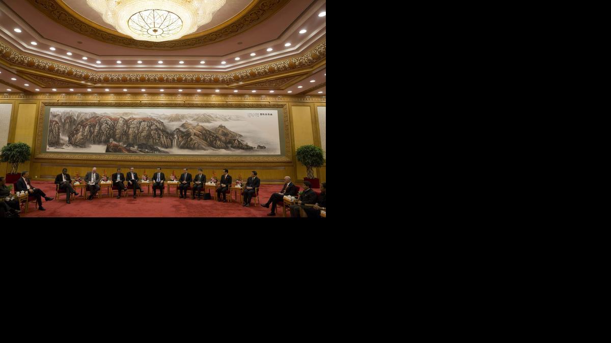 
El primer ministro chino, Li Keqiang (cent.), durante una reunión con los ministros de la Comunidad de Estados de Latinoamérica y el Caribe (CELAC) en Pekín, China, donde consumaron una alianza de cooperación y respeto mutuo. 
