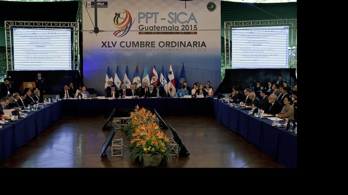 
Vista general de los miembros del Sistema de Integración Centroaméricana (SICA), reunidos en sesión plenaria en un hotel de la ciudad de Antigua, Guatemala. 
