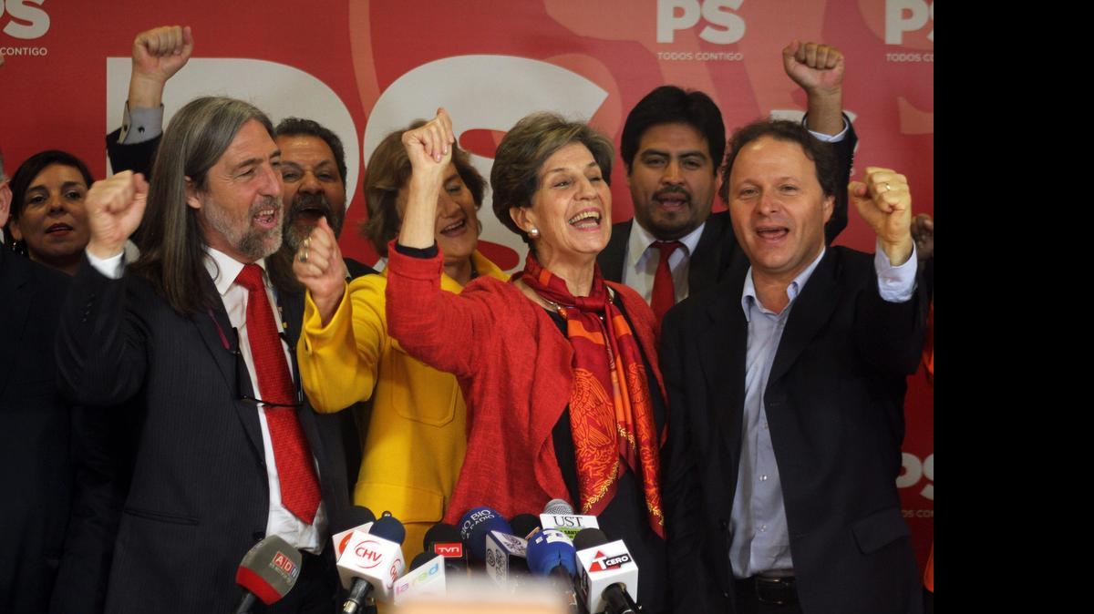 
La senadora chilena Isabel Allende (cen.) junto a su equipo de trabajo y a los senadores Juan Pablo Letelier (izq.) y Alfonso De Urresti (der.) durante una rueda de prensa el lunes, en la sede del Partido Socialista. 
