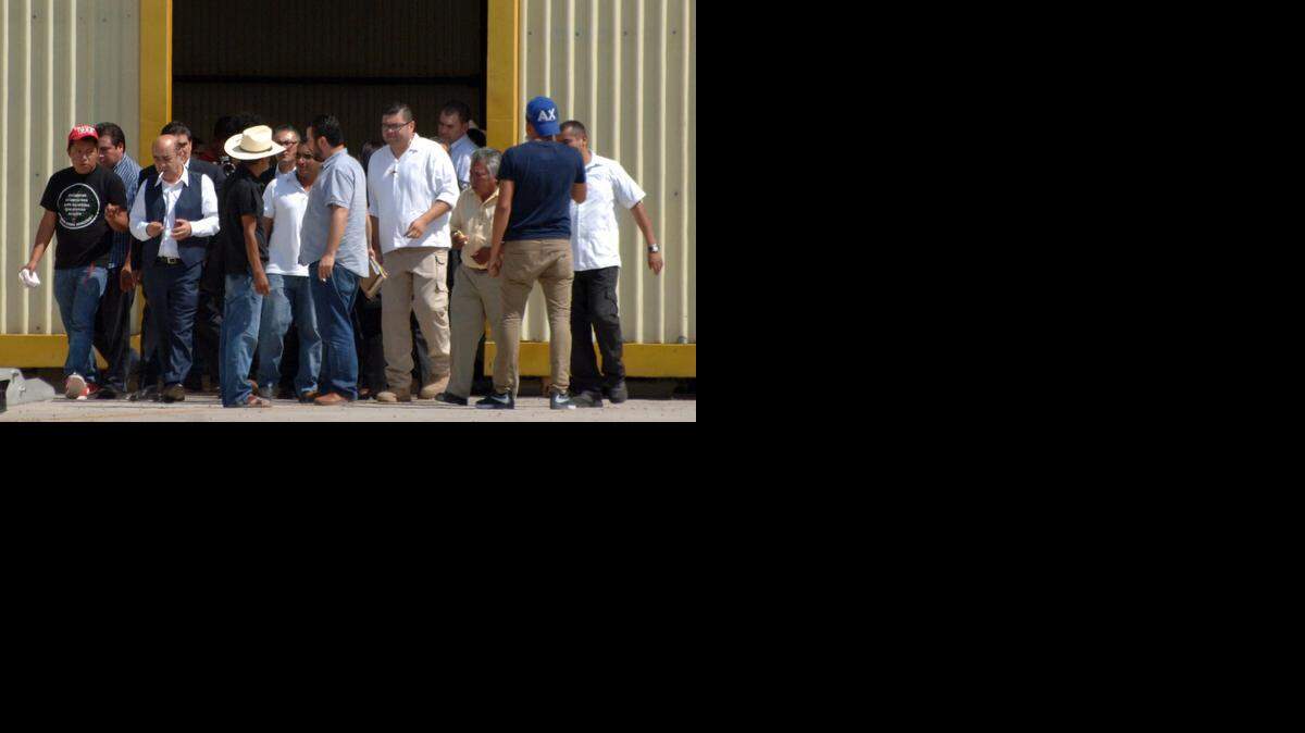 
El Procurador General de México, Jesús Murillo Karam (tercera de izq. a der.), sale de un hangar después de reunirse con las padres de los 43 estudiantes desaparecidos, el viernes 7 de noviembre del 2014, en Chilpancingo, México.
