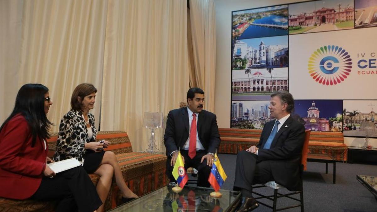 El presidente de Venezuela, Nicolás Maduro (2 der.), con su homólogo de Colombia, Juan Manuel Santos, el miércoles en Quito, Ecuador.