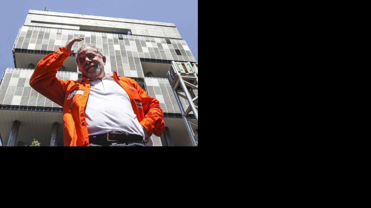 
El ex presidente brasileño Luiz Inácio Lula da Silva participa de una marcha en defensa de Petrobrás y por Présal el lunes, en Río de Janeiro. 
