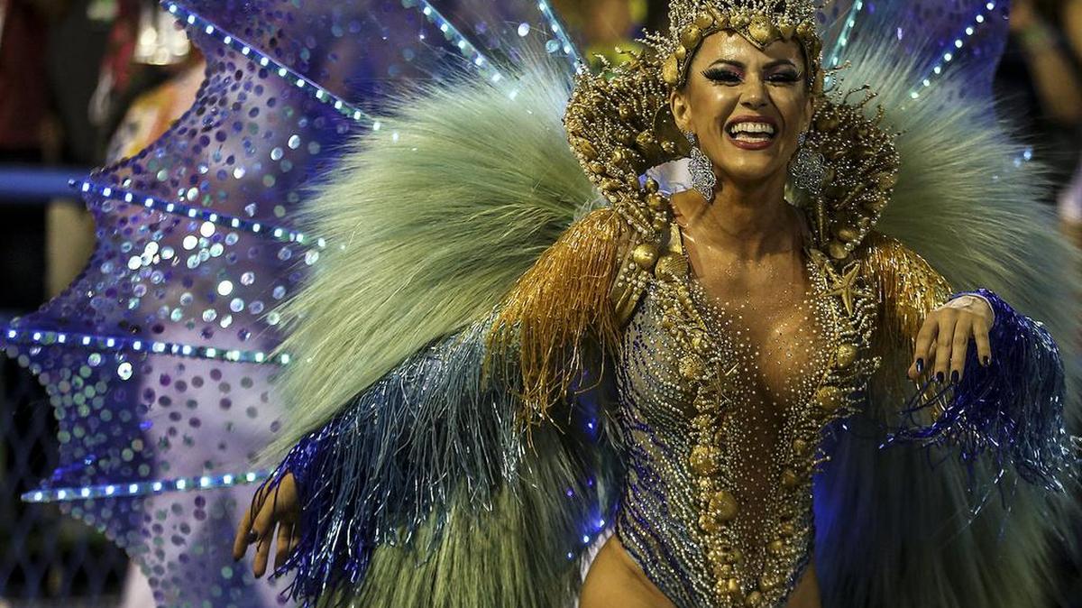 Una integrante de la escuela de samba del Grupo União da Ilha do Governador participa en un desfile del Carnaval de Río el lunes 27 de febrero de 2017, en el popular sambódromo de Río de Janeiro, Brasil.