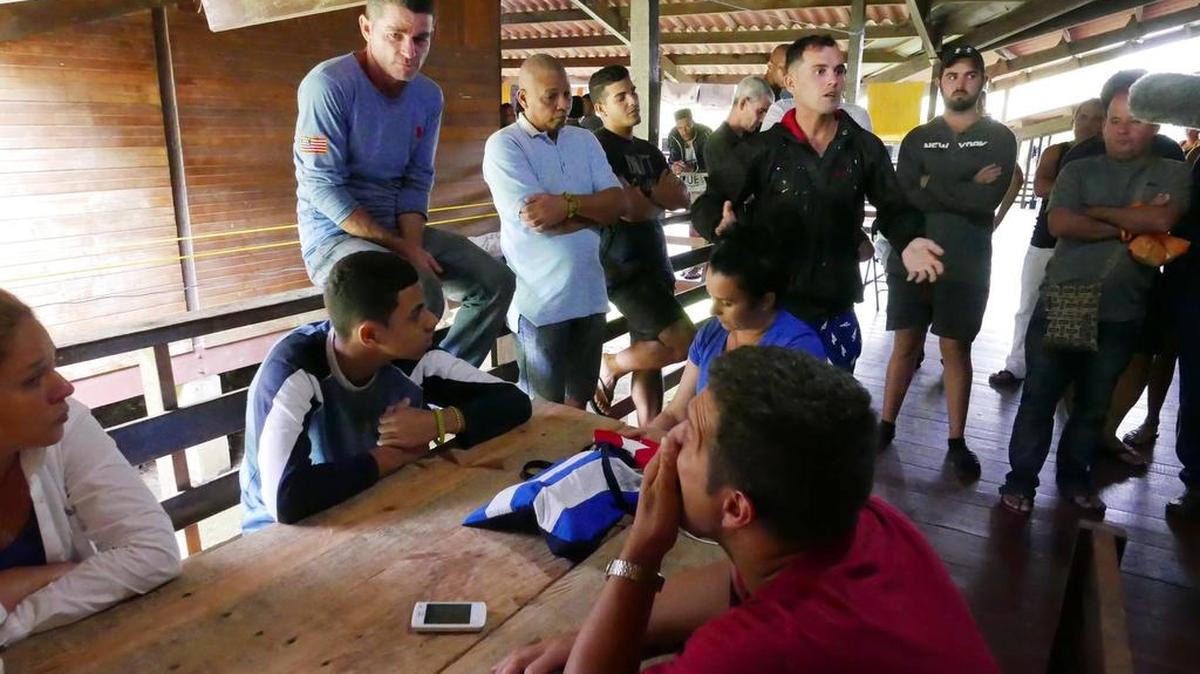 Migrantes Cubanos varados en Panamá hablan con periodistas en el campamento donde están alojados en Gualaca, provincia de Chiriquí.