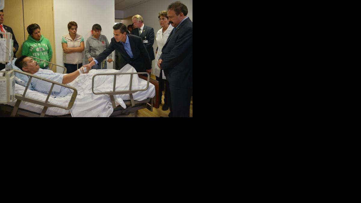 
Fotografía cedida por Presidencia que muestra al presidente de México, Enrique Peña Nieto (c der.), durante su visita a unos pacientes afectados por la explosión en un hospital infantil. Un total de 42 pacientes fueron dados de alta de los diversos hospitales donde fueron atendidos a raíz de la explosión de ayer en un hospital infantil en Ciudad de México y 30 siguen hospitalizados, informó la Secretaría de Salud de la capital. 
