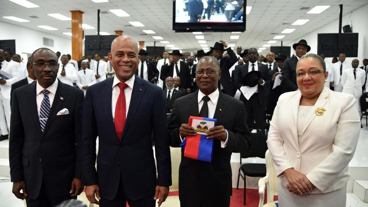 De izquierda a derecha: El primer ministro de Haití, Evans Paul; el presidente saliente Michel Martelly; Jocelerme Privert, titular del Parlamento, y la primera Dama, Sophia Martelly, posan tras el discurso de despedida de Martelly, cuyo mandato concluyó el domingo.