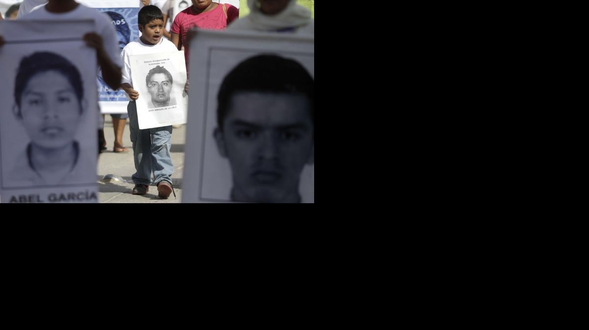 
Los estudiantes desaparecieron el 26 de septiembre en Tixtla, en el estado de Guerrero, tras presuntamente ser atacados por policías relacionados con pandillas. 
