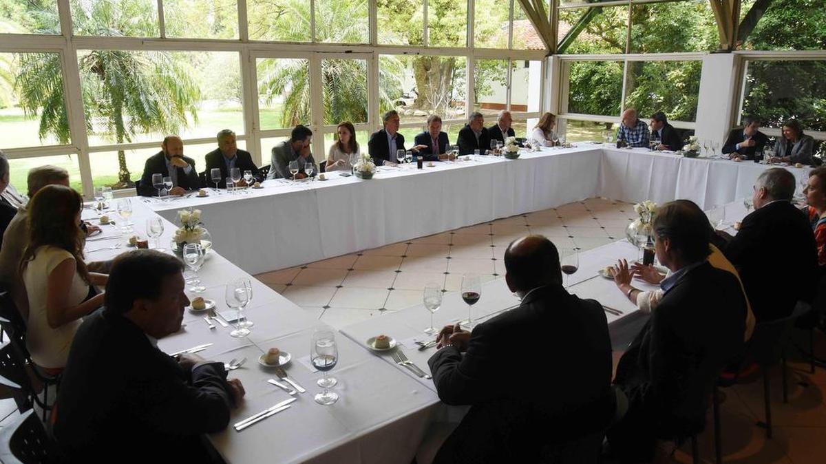 Fotografía cedida este sábado 12 de diciembre de 2015, por la Presidencia de Argentina, del presidente argentino Mauricio Macri (5d), reunido con gobernadores de su país y el alcalde de la capital, con el objetivo de sumar aliados para su programa de Gobierno y avanzar en una reforma fiscal federal en la residencia presidencial de Los Olivos (Argentina).