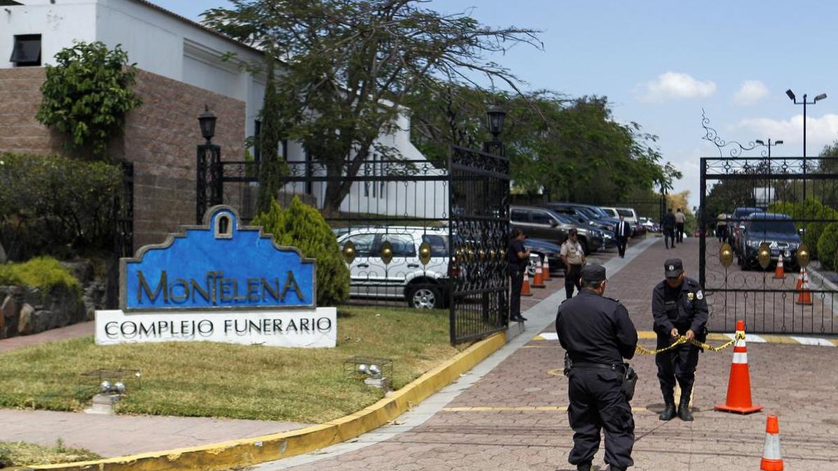 Agentes de la Policía Nacional Civil brindan seguridad frente al Complejo Funerario "Montelena" en el Antiguo Cuscatlán (El Salvador) este domingo 31 de enero de 2016, en el cual se realizan los honores fúnebres del expresidente de El Salvador, Francisco Flores, fallecido la noche de este sábado en San Salvador.