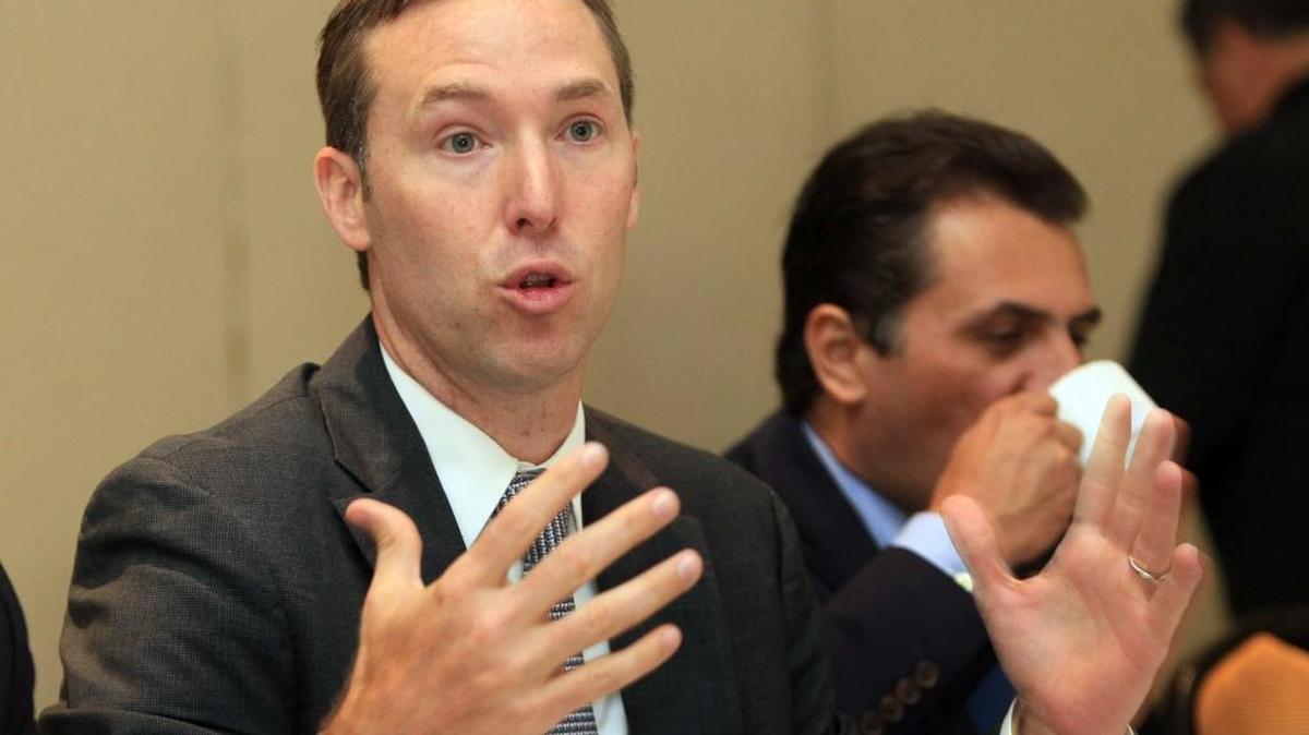 El ministro panameño de Comercio e Industrias, Augusto Arosemena, habla el miércoles en Ciudad de Panamá. El gobierno propone un paquete de auxilios, que no rompa el equilibrio fiscal, para reanimar a la Zona Libre de Colón.