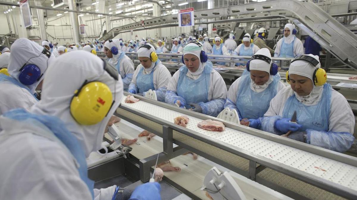 Trabajadores empacan carne de aves en la empresa de procesamiento de carne JBS, en Lapa, estado brasileño de Paraná, martes 21 de marzo de 2017.