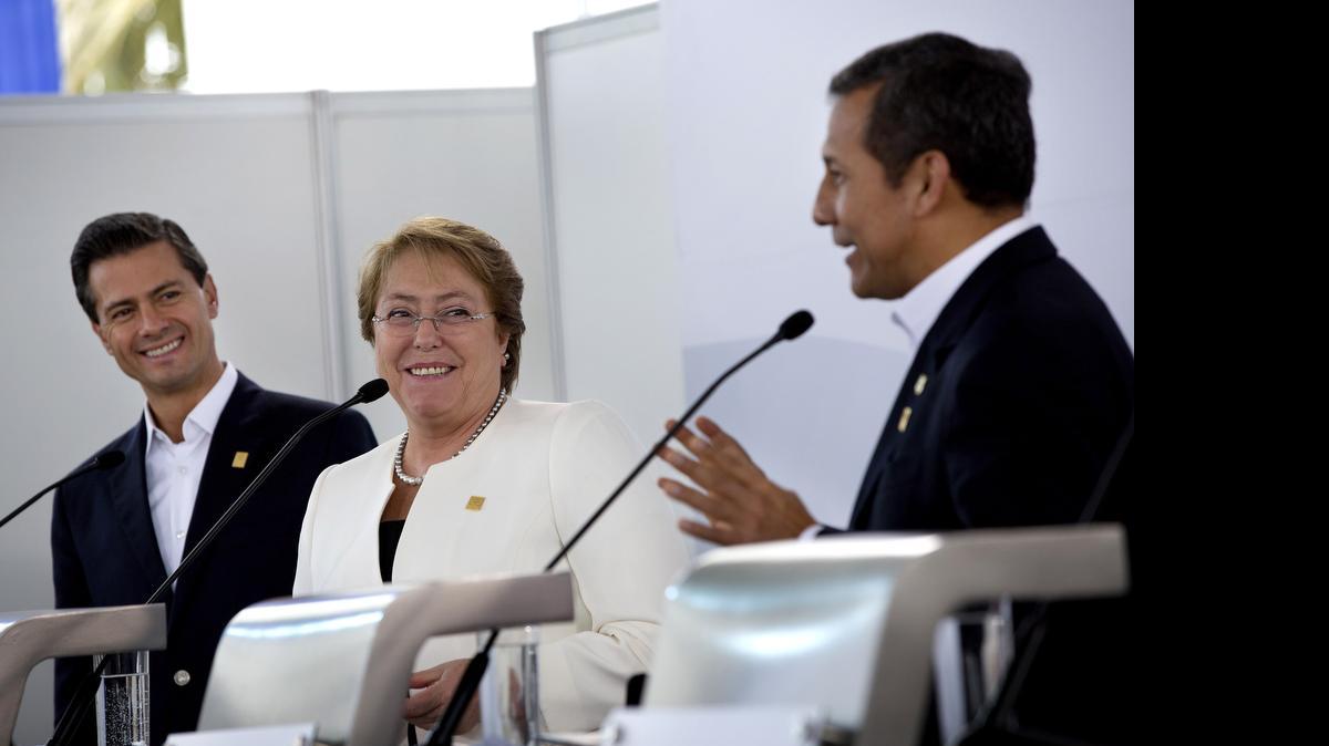 
Los presidentes de México, Enrique Peña Nieto (izq.), Chile, Michelle Bachelet, y Perú, Ollanta Humala, en la ceremonia de clausura de la cumbre de la Alianza del Pacífico, en Paracas, Perú.

