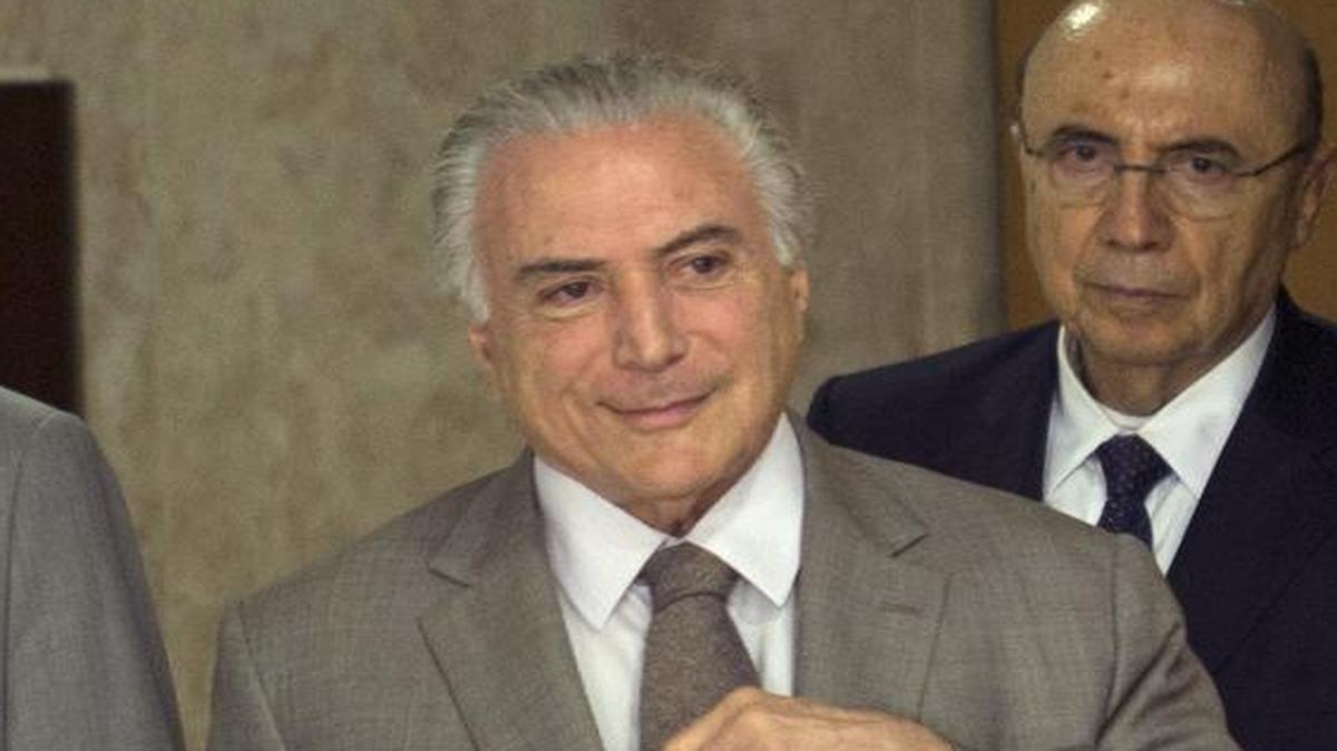 Fotografía de archivo del 15 de diciembre de 2016 del presidente de Brasil, Michel Temer (c), junto a Renán Calheiros, jefe del partido de Temer en el Senado, durante un anuncio en Brasilia, Brasil.