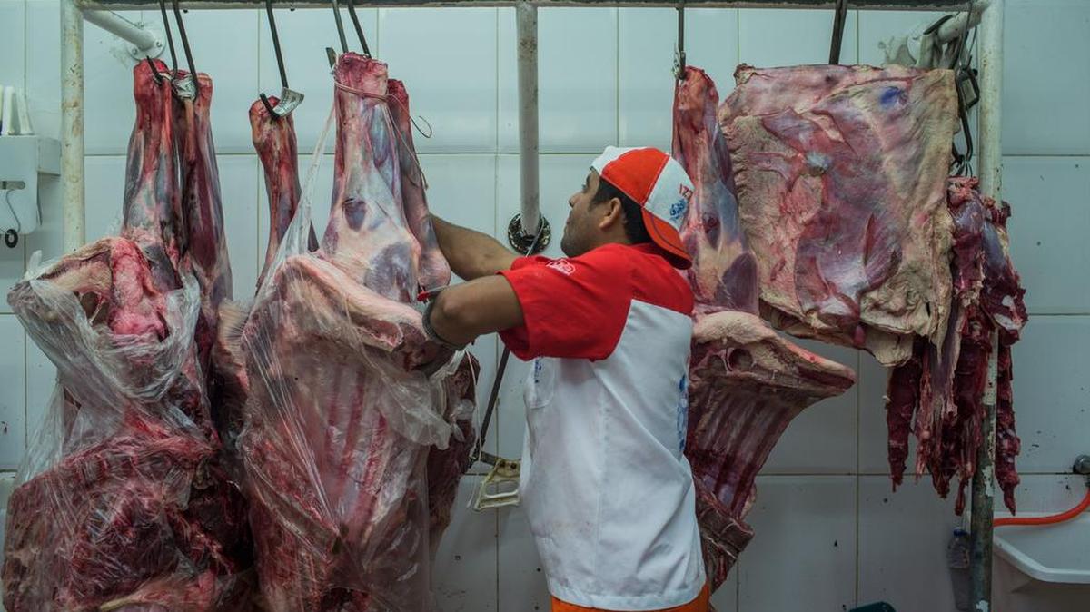 Un carnierto trabaja en el popular mercado Lapa de Sao Paolo, Brasil, el 20 de marzo de 2017.