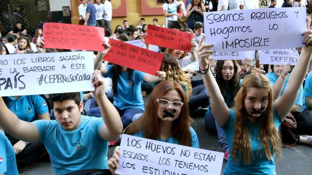 
Estudiantes de colegios públicos y privados de secundaria pidieron el jueves en Asunción el fin de la corrupción en el sector educativo y una mayor inversión en la formación docente, material escolar e infraestructuras.
