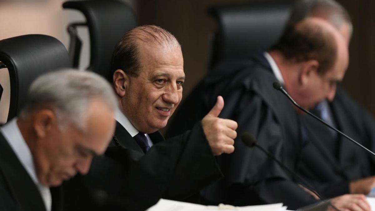 
El juez instructor del Tribunal de Cuentas de Brasil, Augusto Nardes, levanta su dedo pulgar durante una audiencia en Brasilia, el miércoles.
