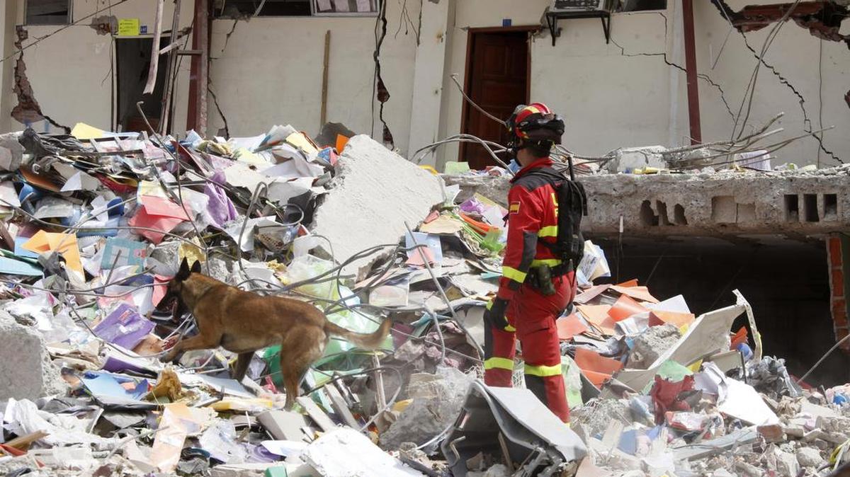 Fotografía facilitada por la Unidad Militar de Emergencias (UME) española, de uno de sus 45 integrantes, que continúa hoy en Manta con las labores de rescate para buscar supervivientes entre los escombros del terremoto que azotó el sábado la costa norte del país.