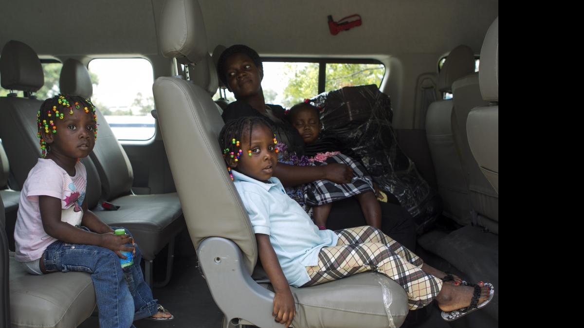 
Una haitiana con sus hijos es repatriada de manera voluntaria desde Santo Domingo, en junio pasado. La relación entre la República Dominicana y Haití se ha crispado en las últimos semanas por el vencimiento del Plan de Regularización de Extranjeros, puesto en marcha por el primero y que afecta especialmente a ciudadanos del segundo.
