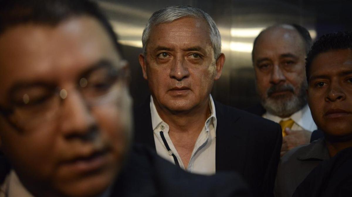 El expresidente de Guatemala Otto Pérez Molina es custodiado a su llegada hoy, lunes 28 de marzo de 2016, a la Torre de Tribunales en Ciudad de Guatemala (Guatemala).