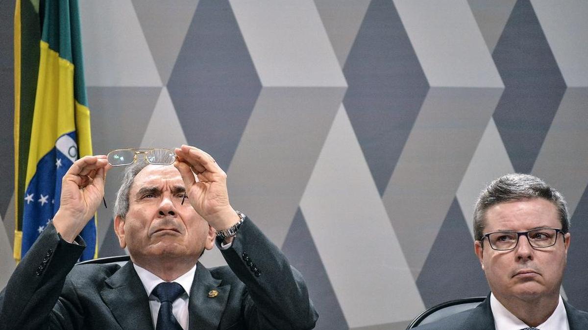 El instructor de la comisión de la cámara Antonio Anastasia (der.) y el senador Raimundo Lyra, el viernes, durante una sesión en Brasilia donde se votó para destituir a la presidenta brasileña, Dilma Rousseff.
