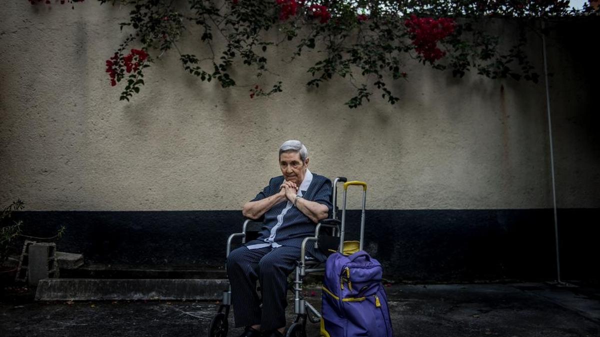 María Abad Cruz, de 90 años, está a punto de migrar por cuarta vez en su vida. En unos meses, si todo sale según el plan de sus hijos, se habrá mudado a España, país en el que nació, para dejar atrás Venezuela, el país en el que ha vivido la mayor parte de su vida.