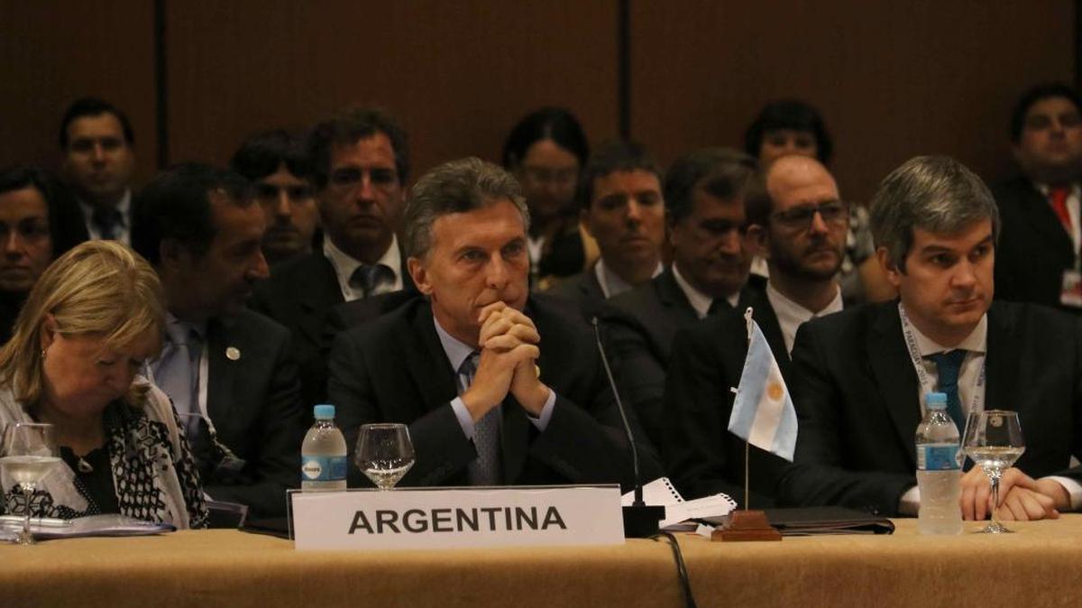 El presidente de Argentina, Mauricio Macri (cen.), durante la XLIX Cumbre de Mercosur el lunes, en Asunción, Paraguay.
