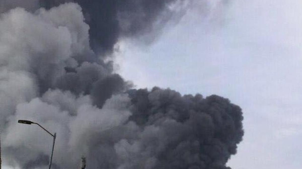 Columnas de humo se levantan tras una fuerte explosión el miércoles 20 de abril de 2016, en el complejo petroquímico de la empresa estatal Petróleos Mexicanos (Pemex) en el puerto de Coatzacoalcos, estado oriental de Veracruz (México). La explosión dejó por lo menos tres trabajadores heridos.