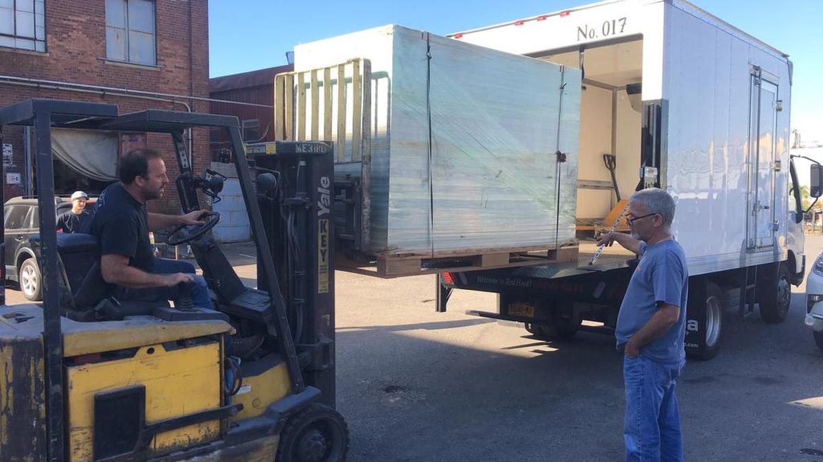 Cargan paneles solares en un camión en Brooklyn, N.Y., para ser enviados a Puerto Rico como parte de un esfuerzo por los isleños en Estados Unidos para instalar generadores en centros comunitarios de la isla devastada por huracanes.