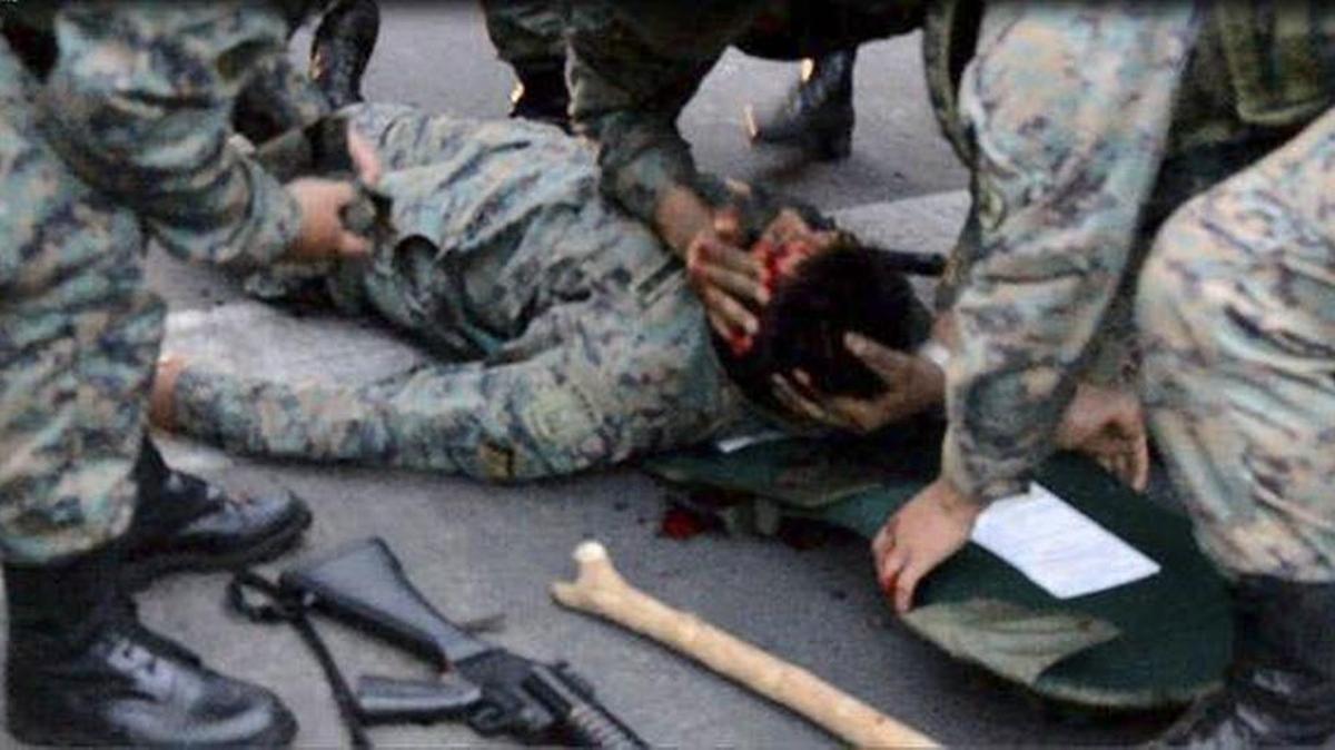 
Fotografía cedida por el Ministerio de Defensa de Ecuador donde se ve a un militar ecuatoriano herido recibiendo atención de sus compañeros el domingo, en la provincia de Morona Santiago.
