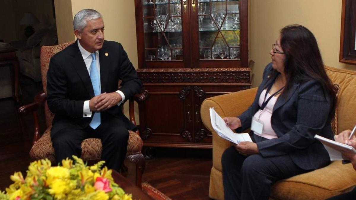 
El presidente de Guatemala, Otto Pérez Molina, durante una reunión el domingo con la jueza Carmen Pocon, en el palacio presidencial en Ciudad de Guatemala.
