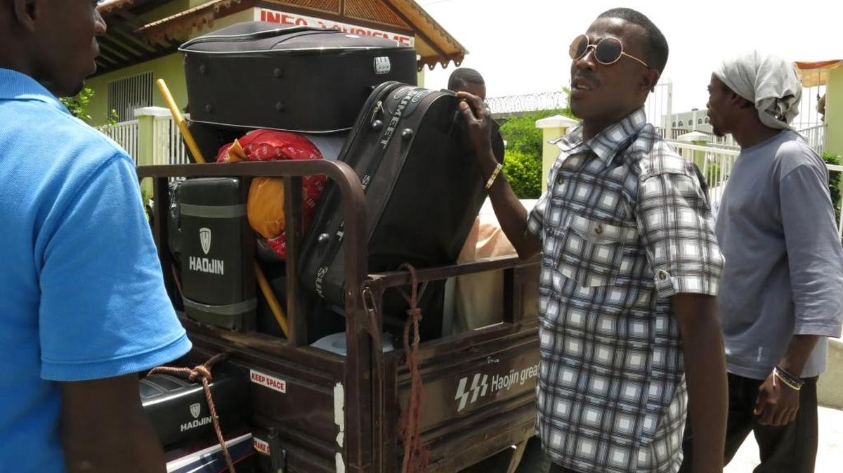 Un trabajador agrícola descarga en junio pasado su equipaje en la frontera entre R. Dominicana y Haití, al regresar voluntariamente a Puerto Príncipe, después de vivir nueve años en Santo Domingo.
