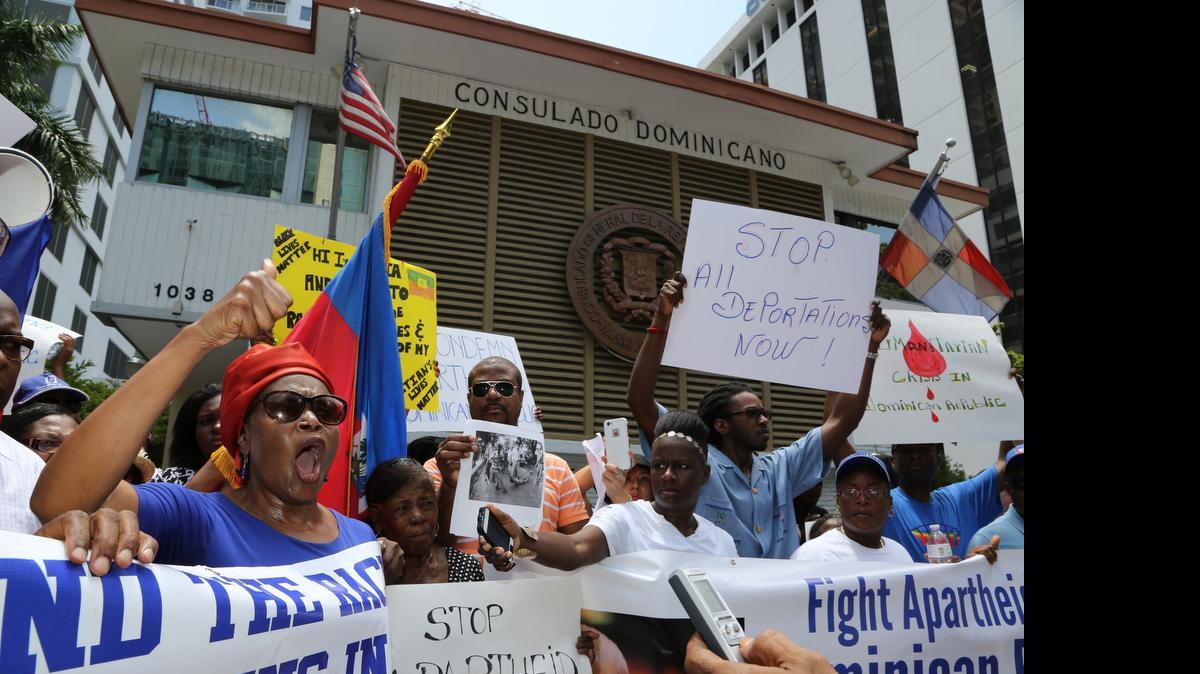 
Haitianos protestan frente a la embajada dominicana en Miami contra presuntas deportaciones de Haitianos en la República Dominicana, lo que Santo Domingo niega y califica como ‘una campaña de odio’.
