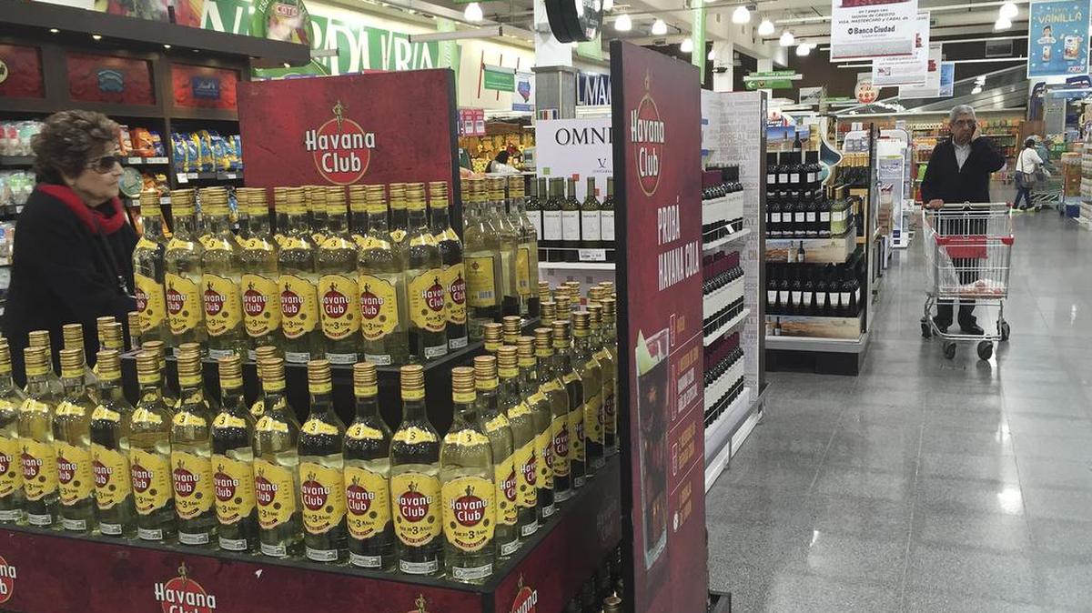 Consumidores argentinos realizan el martes 10 de mayo de 2016, compras en supermercados de Buenos Aires (Argentina).