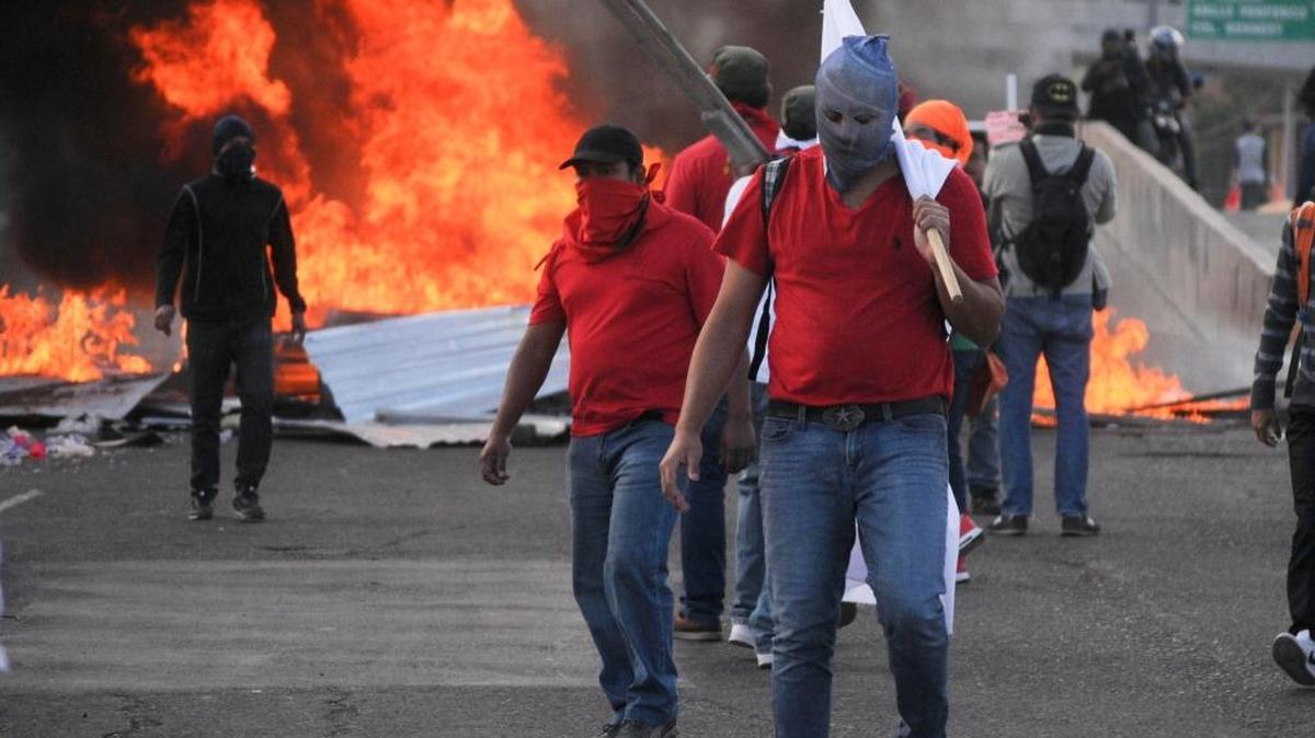 Simpatizantes de la Alianza de Oposición se enfrentan a la policía en Tegucigalpa (Honduras), el sábado 27 de enero de 2018, luego de que Juan Orlando Hernández se posesionara como presidente tras ser reelegido en medio de acusaciones de “fraude electoral”.