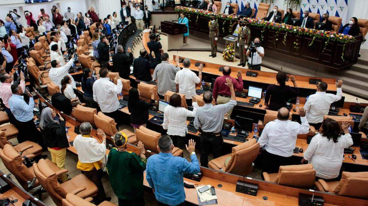 Los diputados nicaragüenses prestan juramento durante una sesión parlamentaria en la Asamblea Nacional en Managua el 9 de enero de 2022. (Foto de OSWALDO RIVAS / AFP) (Foto de OSWALDO RIVAS / AFP vía Getty Images)