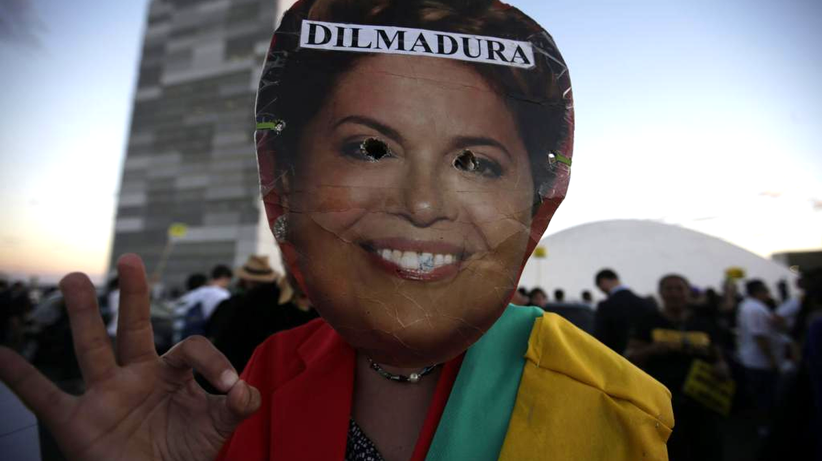 
Trabajadores del poder judicial protestan contra el veto de la presidenta brasileña, Dilma Rousseff, a un proyecto de ley que aumentaba los ingresos de este gremio hasta en un 78 %, en la Explanada de los Ministerios, en Brasilia (Brasil). El proyecto de ley fue vetado el pasado 22 de julio con el argumento de que no hay presupuesto para cumplir con el aumento. La manifestación pretende presionar al Congreso para que anule el veto presidencial.

