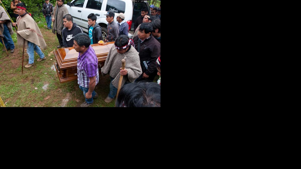 
Indígenas mapuches asisten el sábado en Temuco, Chile, al funeral de José Mauricio Quintriqueo Huaiquimil, asesinado el miércoles, cuando junto a una veintena de indígenas, ingresaron al fundo -ilpe, en la zona de La Araucanía, y, en medio de un enfrentamiento, un trabajador del predio lo atropelló con un tractor. 
