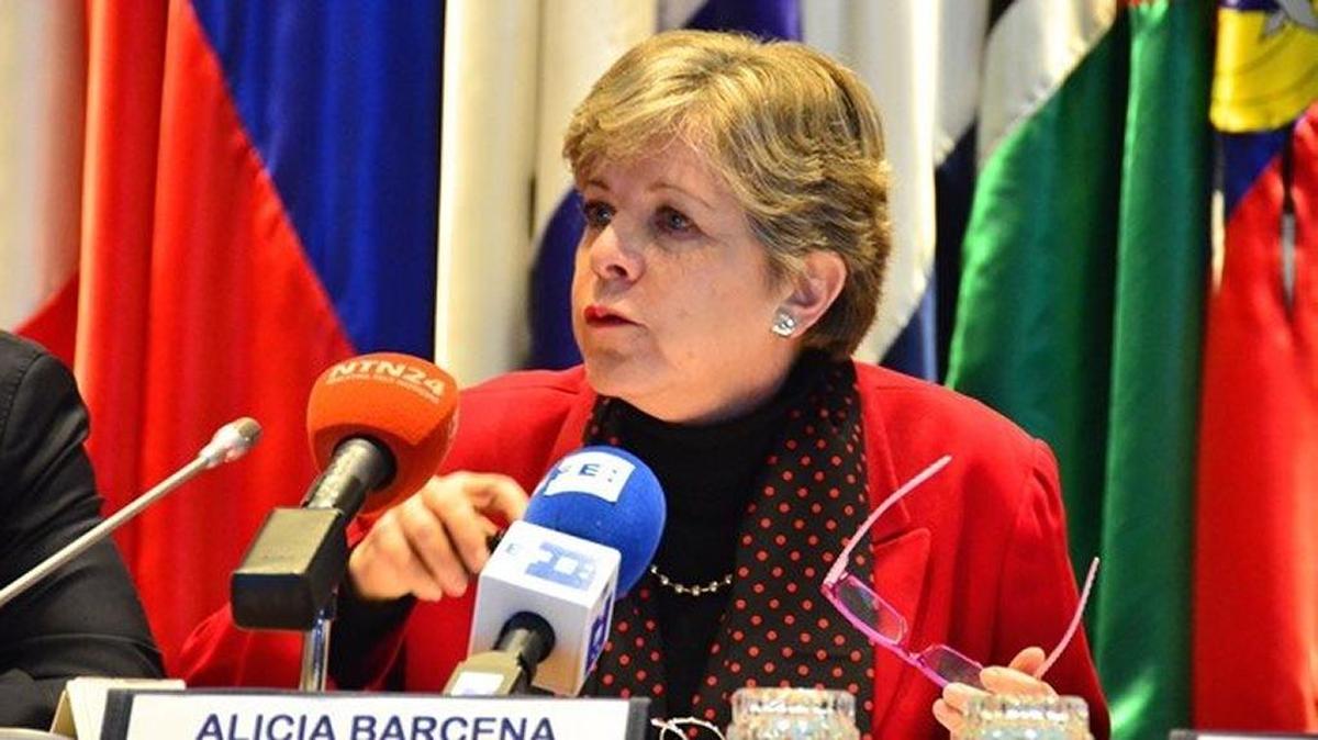 La secretaria ejecutiva de la Cepal, Alicia Bárcena, presenta un informe sobre la economía de América Latina. en el 2015.