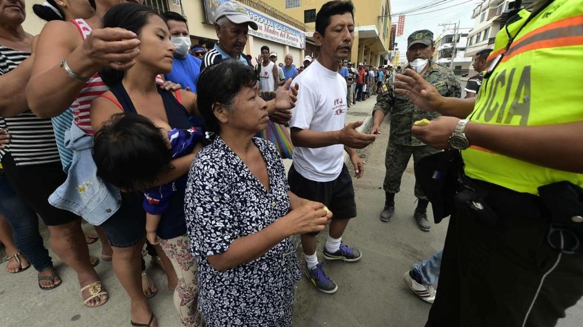 Ecuatorianos hacen fila el sábado para obtener ayuda alimenticia en Tarqui, Manta. Al cumplirse una semana del terremoto que estremeció la costa norte de Ecuador, el país sigue volcado en ayudar a los damnificados y reparar los daños.