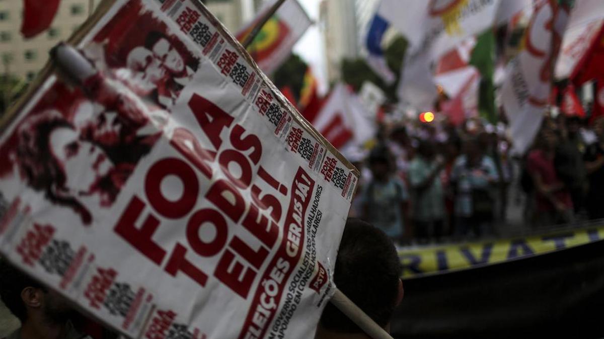 Opositores al Gobierno del presidente Michel Temer protestan hoy, viernes el 25 de noviembre de 2016, en Río de Janeiro (Brasil).