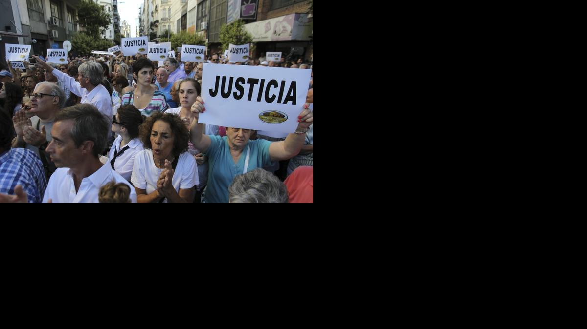 
Cientos de personas participan en una manifestación el miércoles en Buenos Aires para exigir justicia tras la muerte del fiscal argentino Alberto Nisman.


