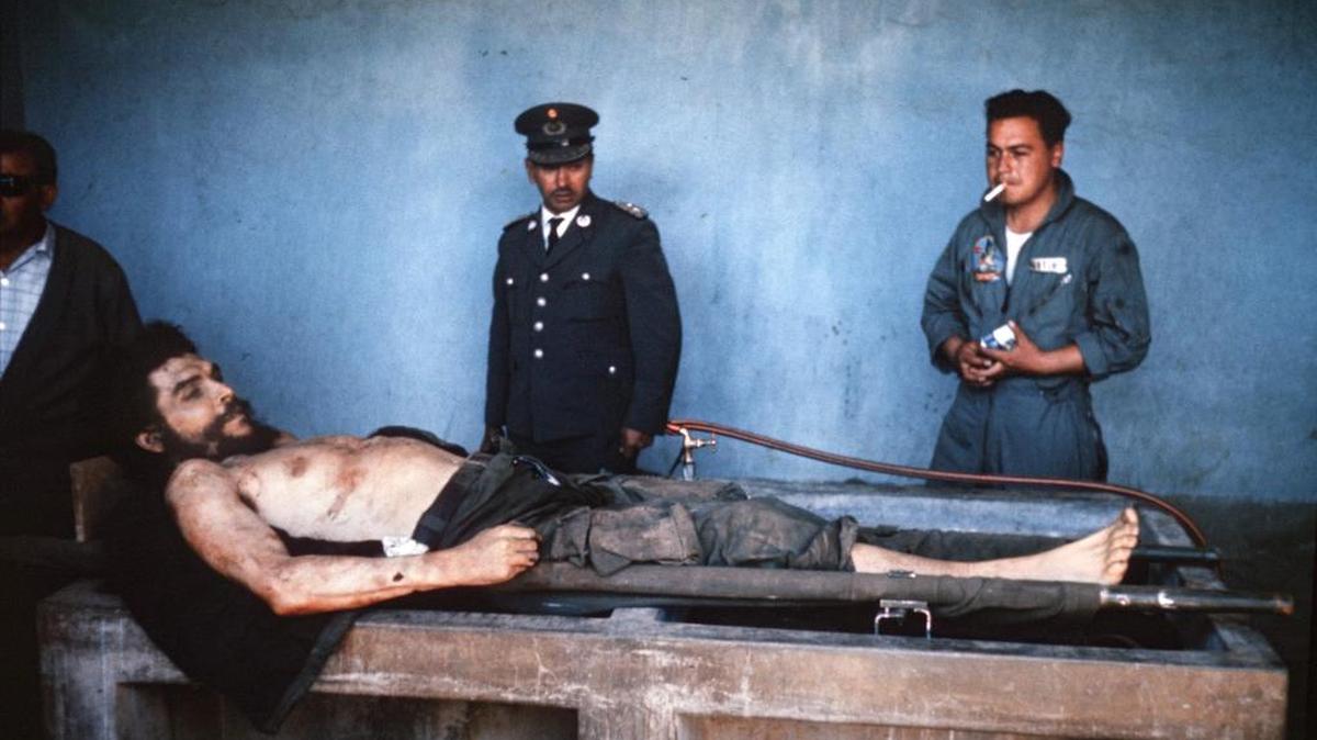 Imagen tomada el 10 de octubre de 1967 por el periodista de la AFP, Marc Hutten, del cuerpo del guerrillero argentino Ernesto "Che" Guevara, expuesto en un fregadero de lavandería en el pueblo de Valle Grande, Bolivia.
