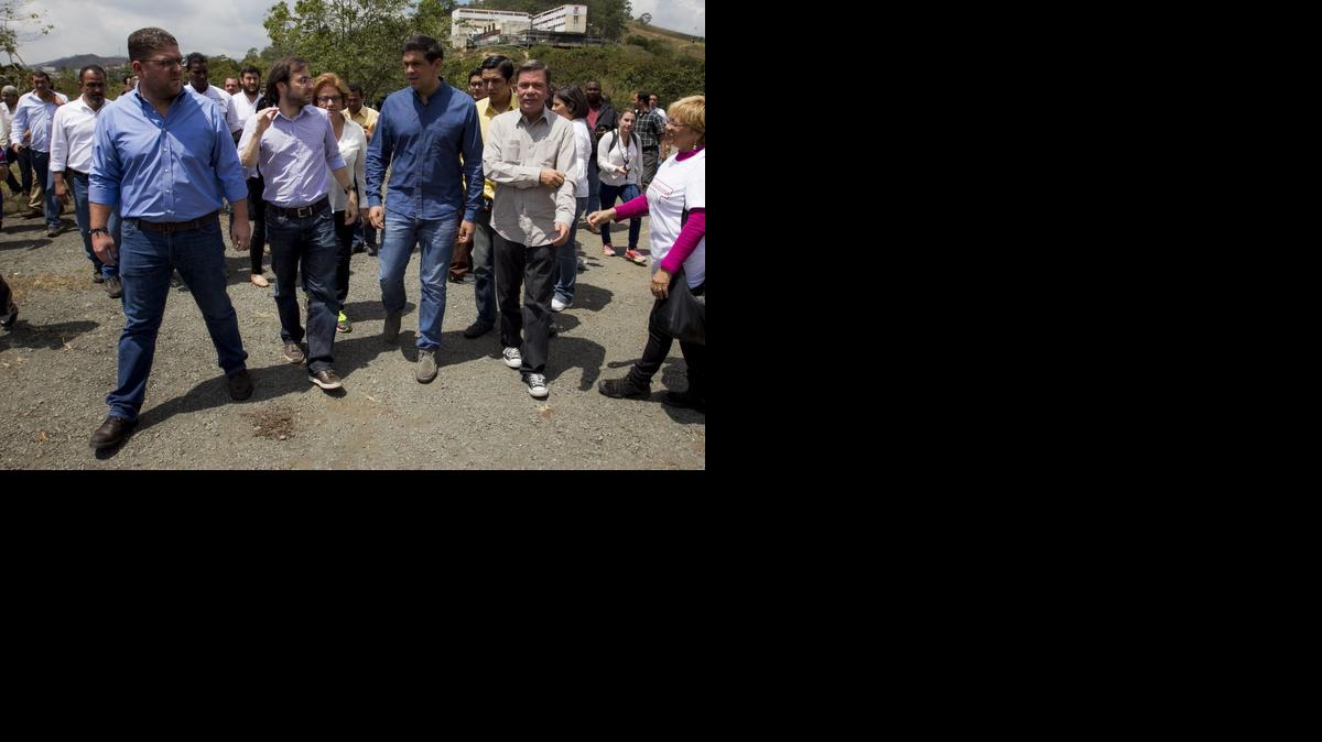 
(De izq. a der.) El alcalde del municipio Lechería de Anzoategui, Gustavo Marcano, del municipio Chacao de Caracas, Ramon Muchacho, del municipio Sucre de Caracas, Carlos Ocariz, y del municipio Baruta, Gerardo Blyde, caminan el jueves durante una protesta frente a la prisión de Ramo Verde, donde se encuentran detenidos el alcalde de Caracas, Antonio Ledezma, y el dirigente opositor Leopoldo López, entre otros. 
