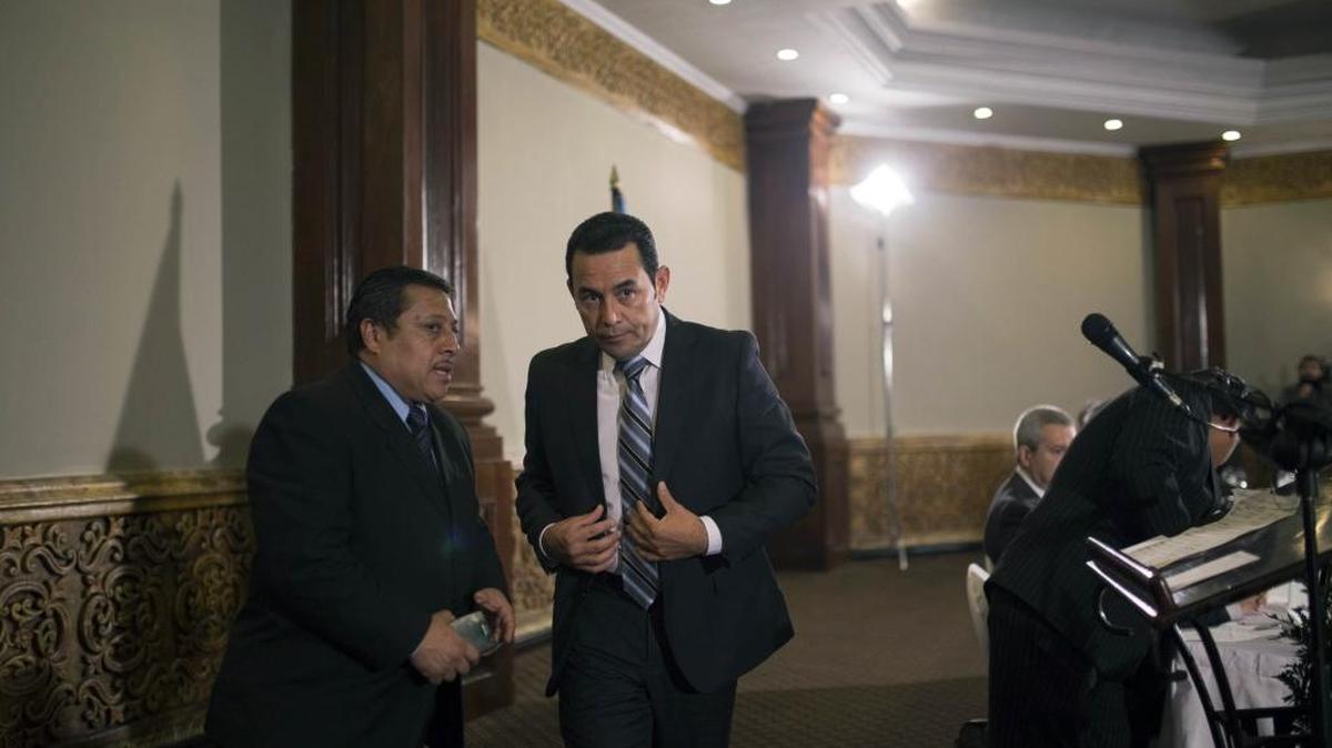 El presidente electo de Guatemala, Jimmy Morales (der.), habla con un asistente durante una conferencia de prensa el lunes en Ciudad de Guatemala. Morales ganó las elecciones con el 67.44% de los votos.